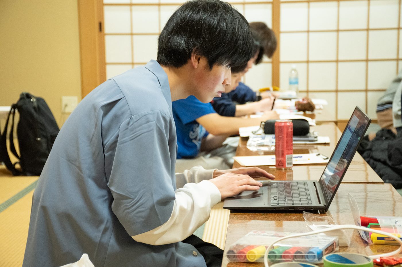 紙とペンで手を動かす参加者