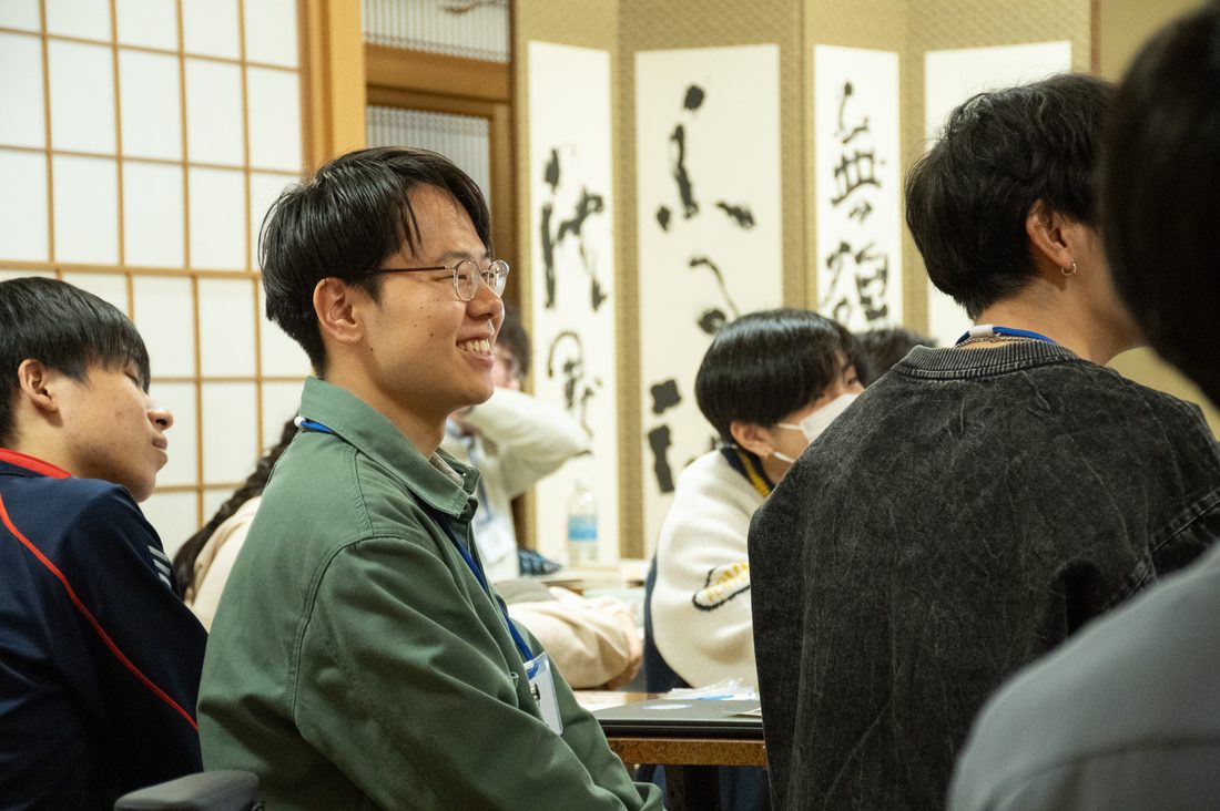 グループで語り合う参加者